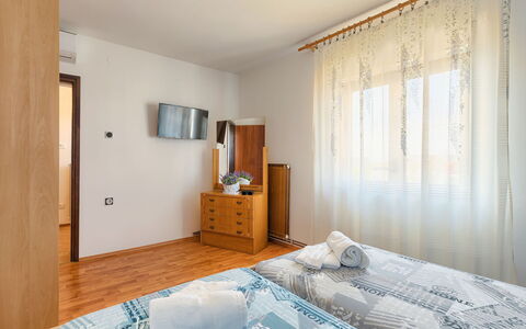 Chiara: Soveværelse, Møbel, Værelse, Ejendom, Seng, Sengetøj, Indretning, Bed Frame, Etage, Madras