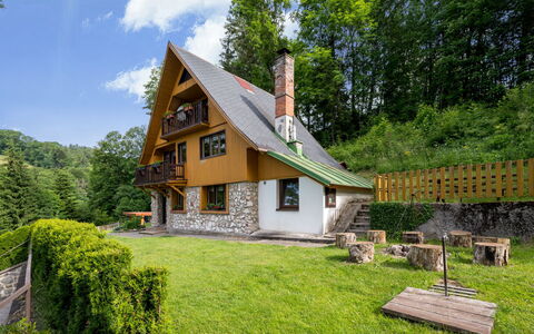 Mrklov: Plante, Ejendom, Bygning, Sky, Himmel, Vindue, Naturlige Landskab, Træ, Land Lot, Hus