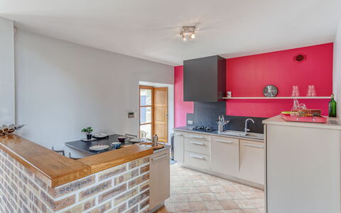La Tronçonnais: Cabinetry, Countertop, Ejendom, Tap, Håndvask, Køkken, Sanitærarmatur, Træ, Indretning, Belysning