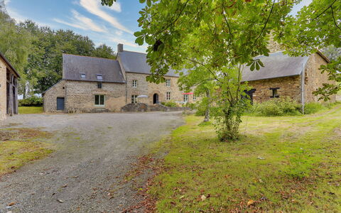 La Tronçonnais: Plante, Bygning, Himmel, Sky, Vindue, Træ, Naturlige Landskab, Hus, Land Lot, Vejbelægning