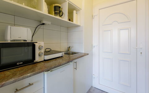 Golden Gate: Værelse, Ejendom, Køkken, Cabinetry, Countertop, Møbel, Indretning, Bygning, Gul, Etage