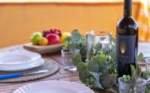 Ginepro: Bordservice, Tallerkner, Flaske, Mad, Serveware, Plade, Ingrediens, Vin, Drinkware