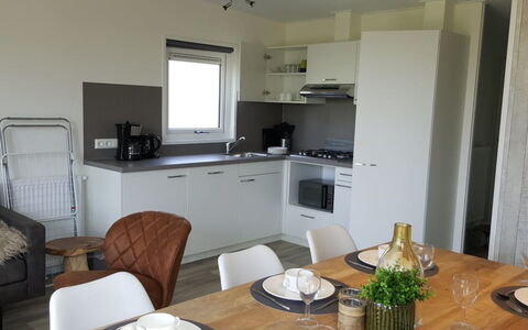 Retranchement 102: Bord, Møbel, Ejendom, Cabinetry, Bordservice, Stol, Countertop, Tallerkner, Træ, Køkken