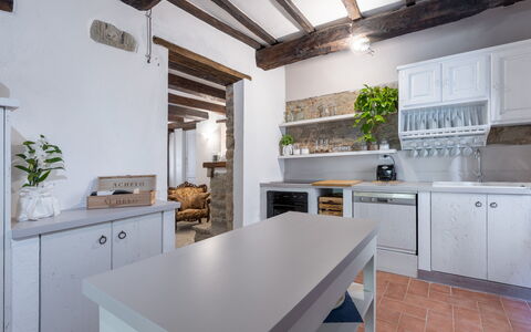 Villa Il Biancospino: Cabinetry, Countertop, Ejendom, Møbel, Bord, Plante, Køkkenvask, Køkken Apparat, Komfur, Køkken