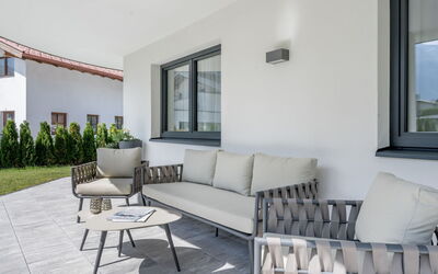 Gartenapartment 800.1: Couch, Plante, Møbel, Billedramme, Vindue, Bord, Rektangel, Bygning, Indretning, Stue