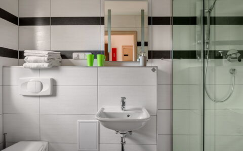 Bečov Nad Teplou 1: Tap, Sanitærarmatur, Håndvask, Badeværelsesvask, Ejendom, Badeværelse, Purple, Indretning, Arkitektur, Toilet
