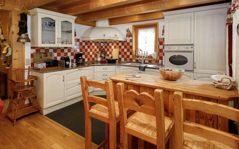 Dörfli: Køkken, Møbel, Indretning, Gulvbelægning, Countertop, Træ, Loft, Køkken Apparat, Cabinetry, Etage
