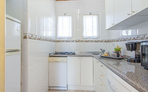 Ushi: Ejendom, Værelse, Køkken, Cabinetry, Bygning, Countertop, Møbel, Indretning, Hus, Gul