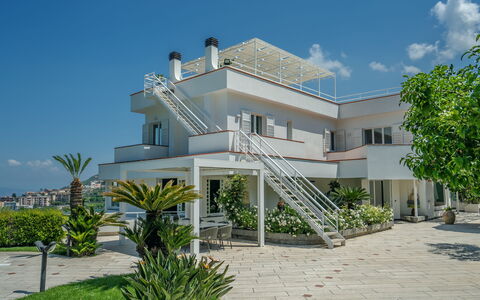 Villa Antonietta: Himmel, Plante, Ejendom, Bygning, Vindue, Sky, Træ, Boligområde, Hus, Dør