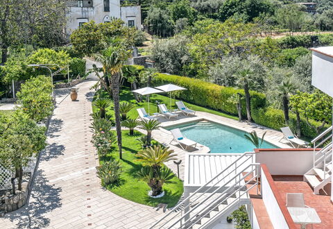 Villa Antonietta: Plante, Vand, Ejendom, Svømmepøl, Træ, Bygning, Urban Design, Vegetationen, Græs, Fritid