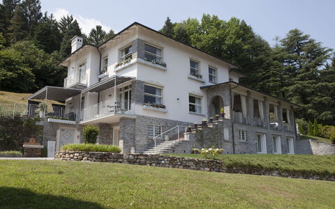 Villa Ermelinda: Plante, Himmel, Bygning, Ejendom, Vindue, Træ, Hus, Land Lot, Dør