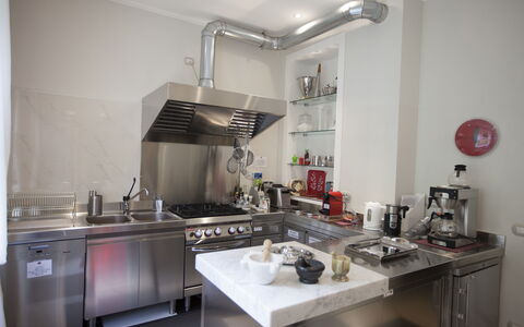 Villa Ermelinda: Cabinetry, Håndvask, Ejendom, Countertop, Køkkenvask, Køkken Apparat, Komfur, Tap, Husholdningsapparat, Gaskomfur