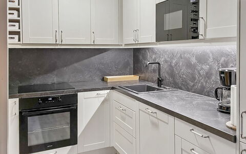 Villa Kaisla: Køkken, Gulvbelægning, Countertop, Større Bandage, Køkken Apparat, Cabinetry, Hjem, Husholdningsapparat