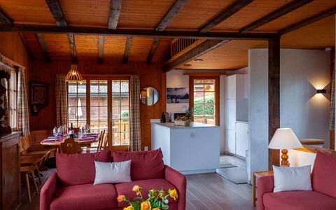 Petite Plaisance: Møbel, Bord, Couch, Billedramme, Indretning, Træ, Plante, Stue, Etage, Lampe