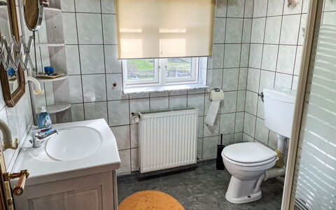 Brigitte: Sanitærarmatur, Badeværelse, Toiletbræt, Toilet, Gulvbelægning, Indretning, Håndvask, Badeværelsesvask, Etage, Tap