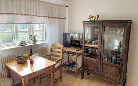 Brigitte: Møbel, Indretning, Gulvbelægning, Etage, Træ, Trægulve, Bord, Værelse, Belysning, Stol
