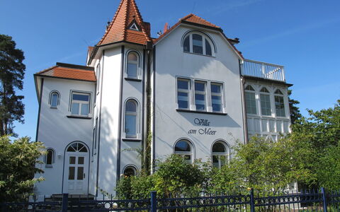 Villa am Meer: Himmel, Bygning, Plante, Vindue, Træ, Hegn, Tårn, Facade, Milepæl, Tag