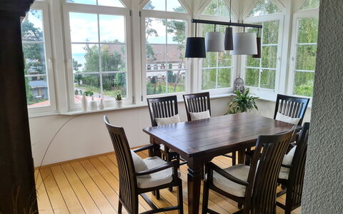 Villa am Meer: Træ, Værelse, Etage, Indretning, Gulvbelægning, Hårdttræ, Glas, Bord, Møbel, Stol