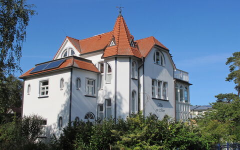 Villa am Meer: Vindue, Ejendom, Arkitektur, Facade, Ejendom, Hus, Bygning, Tag, Hjem, Spir