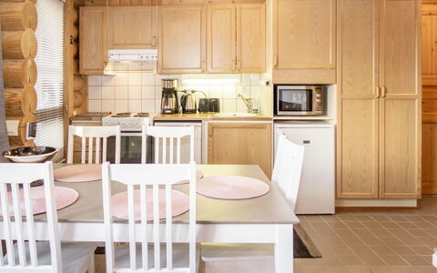 Rukan Roihu: Køkken, Møbel, Køkken Apparat, Indretning, Træ, Cabinetry, Gulvbelægning, Countertop, Større Bandage, Etage