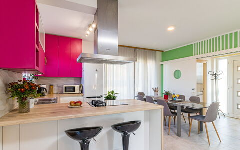 Villa May: Værelse, Indretning, Etage, Gulvbelægning, Glas, Countertop, Loft, Møbel, Indretning