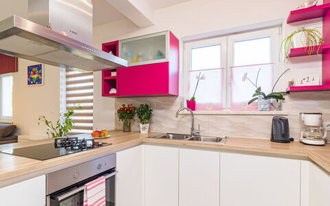 Villa May: Værelse, Indretning, Sanitærarmatur, Ejendom, Tap, Countertop, Lyserød, Indretning, Loft, Køkken