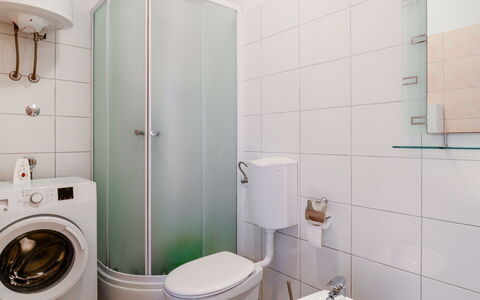 Omiš 901: Sanitærarmatur, Bygning, Toiletbræt, Ejendom, Vaskerum, Toilet, Hvid, Badeværelsesvask, Purple, Badeværelse