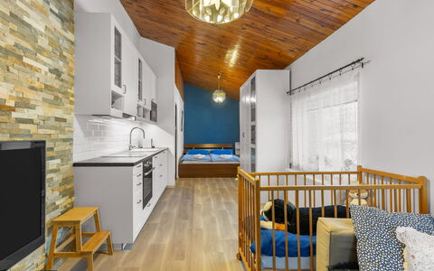 Desná V Jizerských Horách: Møbel, Ejendom, Cabinetry, Bygning, Træ, Køkken, Indretning, Belysning, Arkitektur, Etage