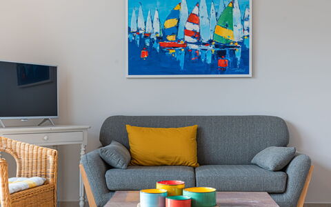 Le Ponant: Bord, Billedramme, Møbel, Couch, Blå, Rektangel, Textile, Orange, Bygning, Indretning