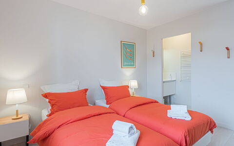 Le Ponant: Møbel, Ejendom, Komfort, Azure, Pude, Indretning, Træ, Orange, Bed Frame, Textile
