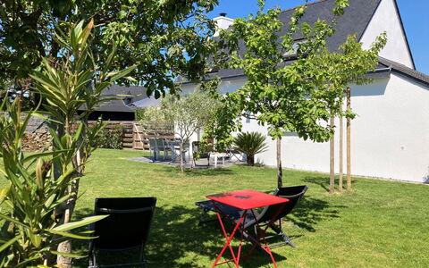 Le Ponant: Plante, Ejendom, Bygning, Plantesamfund, Himmel, Blad, Skygge, Træ, Land Lot, Vegetationen