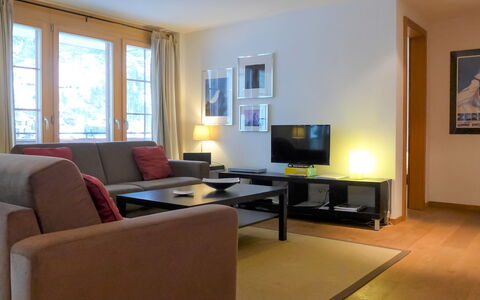 Shangri la: Couch, Ejendom, Billedramme, Komfort, Vindue, Bord, Studio Couch, Indretning, Lampe
