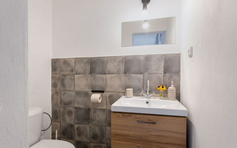 Brníčko: Tap, Spejl, Sanitærarmatur, Badeværelsesvask, Badeværelsesskab, Håndvask, Ejendom, Cabinetry, Badeværelse, Purple