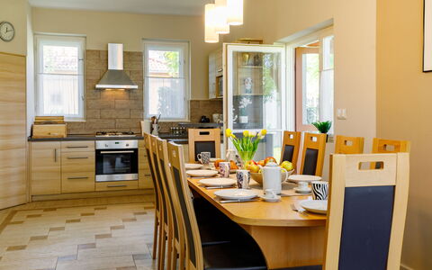 Marian: Bord, Vindue, Cabinetry, Countertop, Stol, Træ, Bordservice, Indretning, Køkken