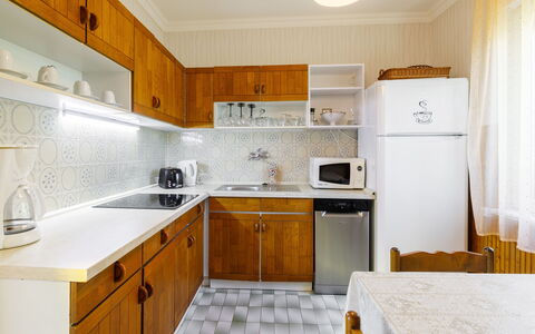 Kaiser: Cabinetry, Countertop, Køkkenvask, Håndvask, Ejendom, Tap, Bygning, Køkken, Træ, Komfur