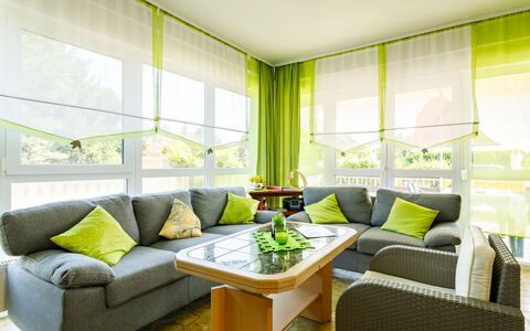 Sunny Day: Møbel, Couch, Ejendom, Bord, Produkt, Komfort, Indretning, Pude, Stue, Studio Couch