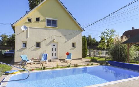 Sunny Day: Svømmepøl, Boligområde, Hus, Udvej, Menneskelig Bosættelse, Sommerhus, Fritid, Estate, Villa, Backyard