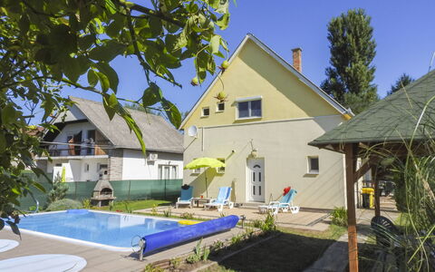 Sunny Day: Svømmepøl, Boligområde, Hus, Udvej, Menneskelig Bosættelse, Sommerhus, Fritid, Fritid, Udendørs Møbler, Backyard