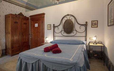 Villa Asciolo: Seng, Værelse, Indretning, Textile, Dug, Sengetøj, Etage, Sengetøj, Soveværelse, Væg