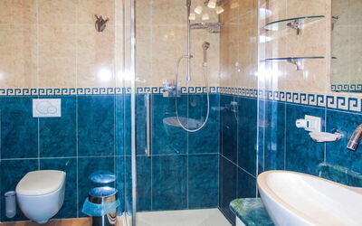 Marina 812.2: Sanitærarmatur, Ejendom, Brusehoved, Badeværelse, Tap, Blå, Purple, Azure, Toilet, Bruser