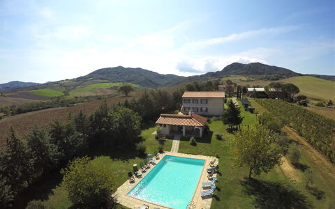 Agriturismo Le Selvole: Himmel, Vand, Sky, Ejendom, Plante, Bygning, Bjerg, Træ, Land Lot, Krop Af Vand