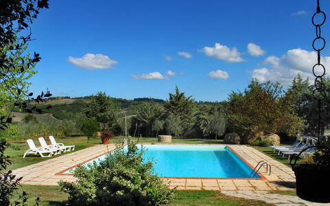 Agriturismo Le Selvole: Sky, Himmel, Vand, Plante, Daytime, Svømmepøl, Natur, Azure, Skygge, Botanik