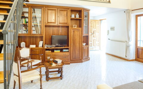 Luigina - Levanto: Træ, Værelse, Indretning, Hårdttræ, Skab, Bejdse, Skuffe, Møbel, Cabinetry, Hjem