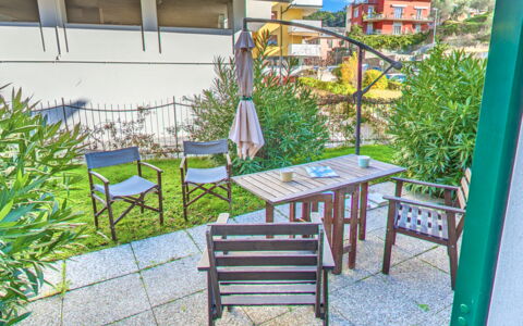 Mario - Levanto: Altan, Lejlighed, Stol, Udendørs Møbler, Skygge, Eco Hotel, Udendørs Bord, Veranda, Gård, Køkken & Spisebord