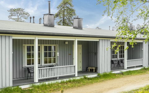 Saariseläntie 8 a 1: Træ, Sommerhus, Bjælkehytte, Skov, Skur, Garden Bygninger, Lærk, Woodland, Bejdse