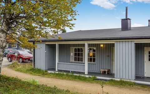 Saariseläntie 8 a 1: Træ, Sommerhus, Bjælkehytte, Skov, Skur, Garden Bygninger, Lærk, Woodland, Bejdse
