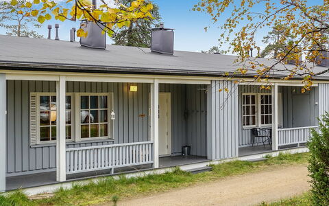 Saariseläntie 8 a 1: Træ, Sommerhus, Bjælkehytte, Skov, Skur, Garden Bygninger, Lærk, Woodland, Bejdse