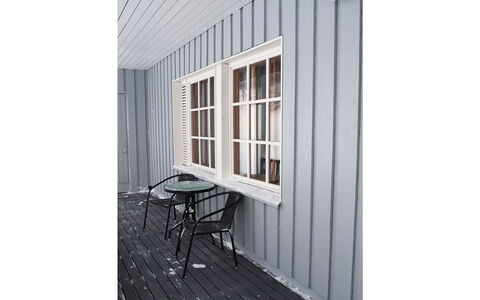 Saariseläntie 8 a 1: Træ, Sommerhus, Bjælkehytte, Skov, Skur, Garden Bygninger, Lærk, Woodland, Bejdse