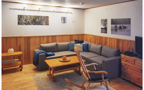 Saariseläntie 8 F 6: Møbel, Gulvbelægning, Indretning, Couch, Træ, Etage, Stue, Trægulve, Belysning, Værelse