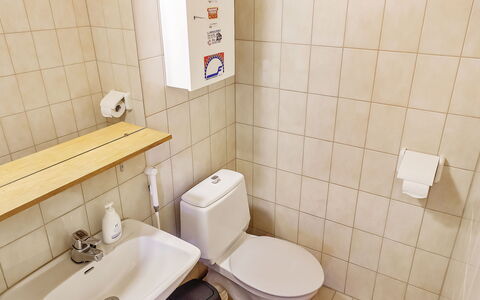 Saariseläntie 8 F 6: Toiletbræt, Badeværelse, Toilet, Sanitærarmatur, Badeværelsesvask, Væg, Håndvask, Gulvbelægning, Etage, Vvs